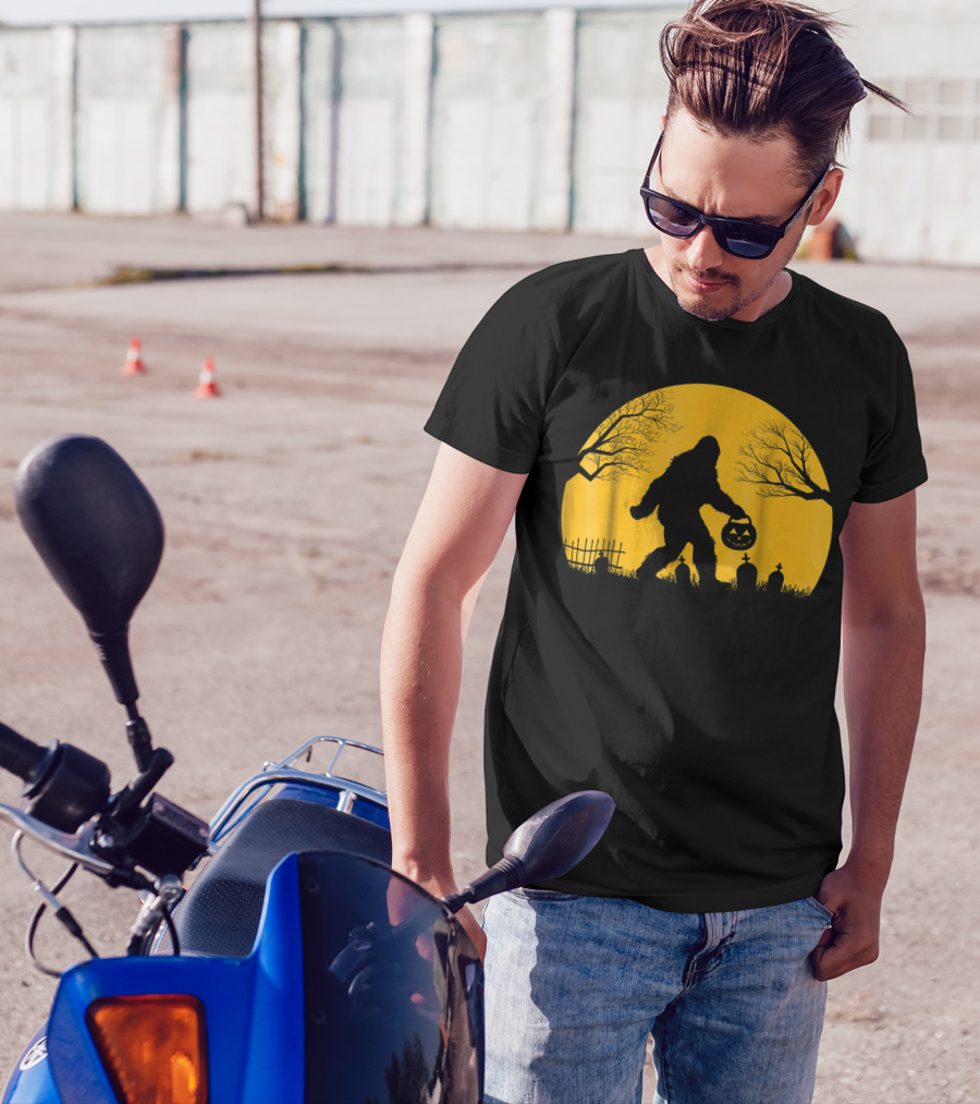 Bigfoot Halloween Moon Silhouette With Pumpkin Lantern And Gravestones T-Shirt