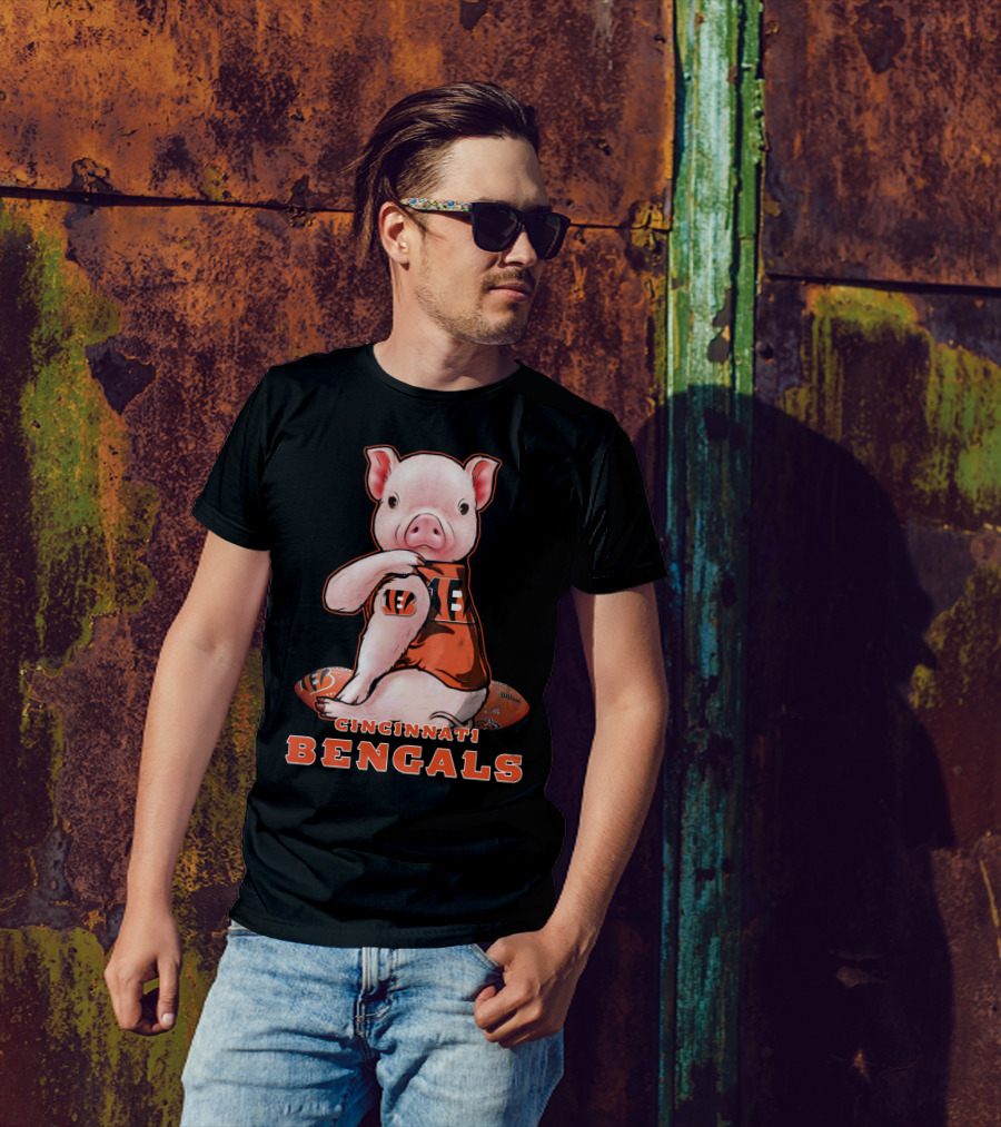 CINCINNATI BENGALS Pig Holding Football T-Shirt