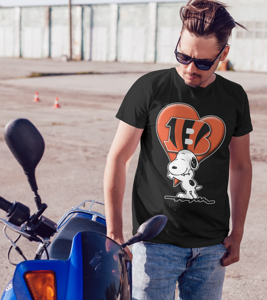 Snoopy Hugging Cincinnati Bengals Heart T-Shirt