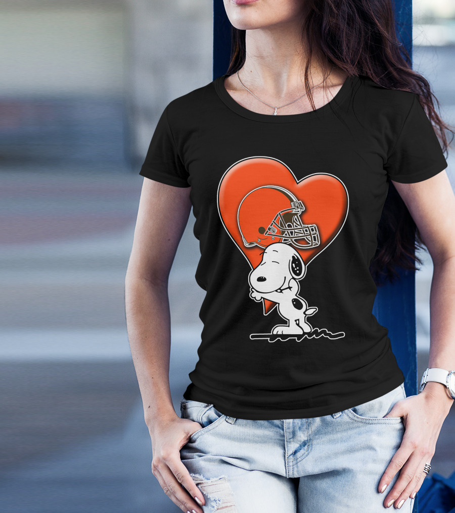 Snp CLEVELAND BROWNS Snoopy Hugging Heart Football Helmet T-Shirt