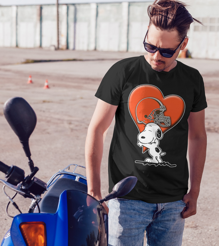 Snp CLEVELAND BROWNS Snoopy Hugging Heart Football Helmet T-Shirt