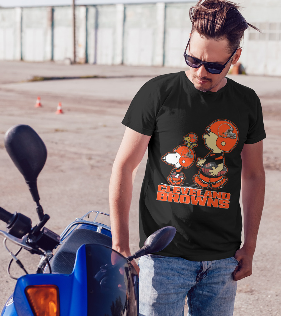 Snpfootball CLEVELAND BROWNS Peanuts Characters Football Helmets T-Shirt