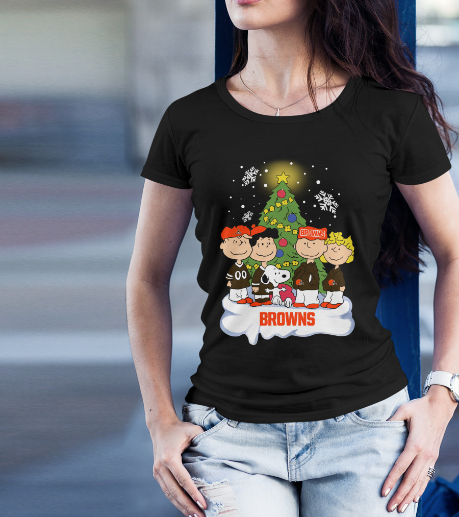 Snoopy Christmas Cleveland Browns Peanuts Characters Holiday Scene T-Shirt