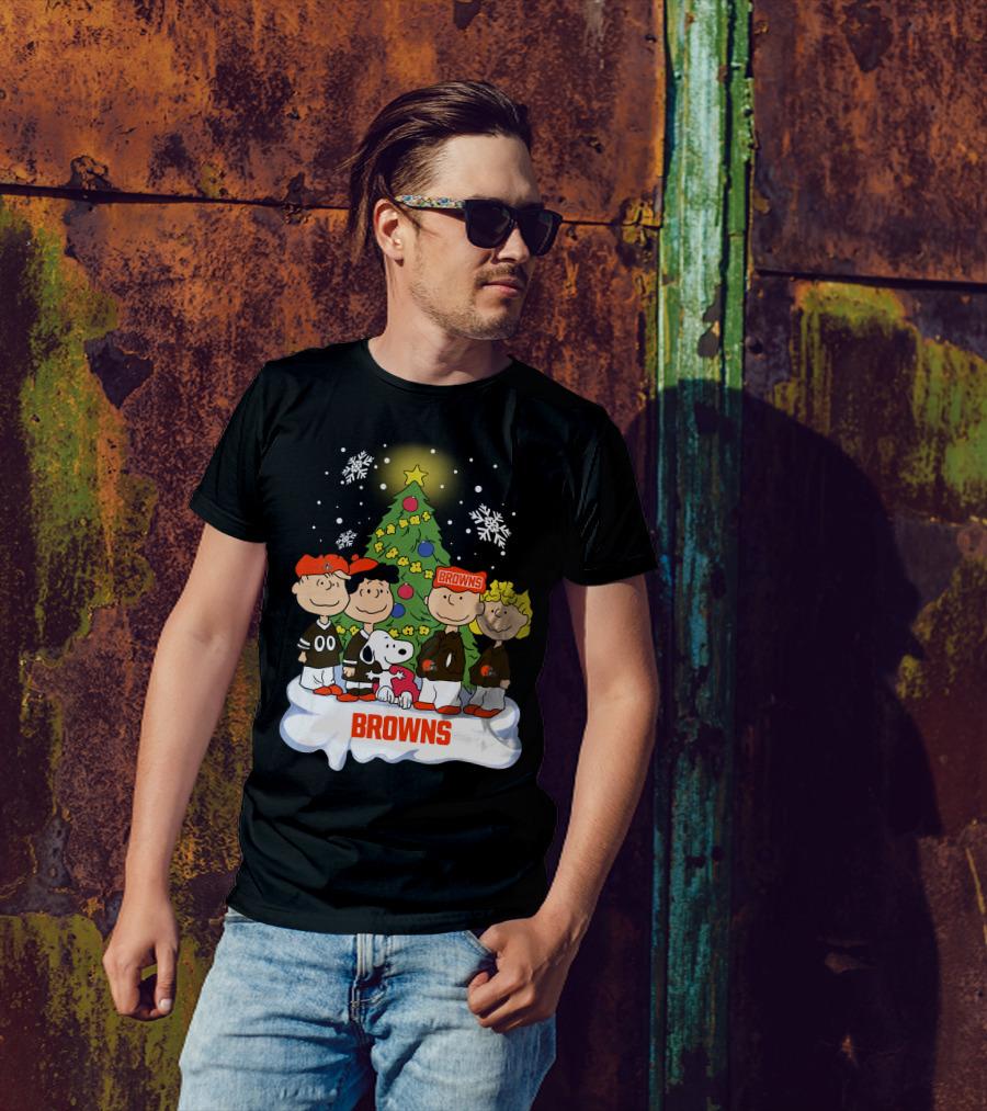 Snoopy Christmas Cleveland Browns Peanuts Characters Holiday Scene T-Shirt