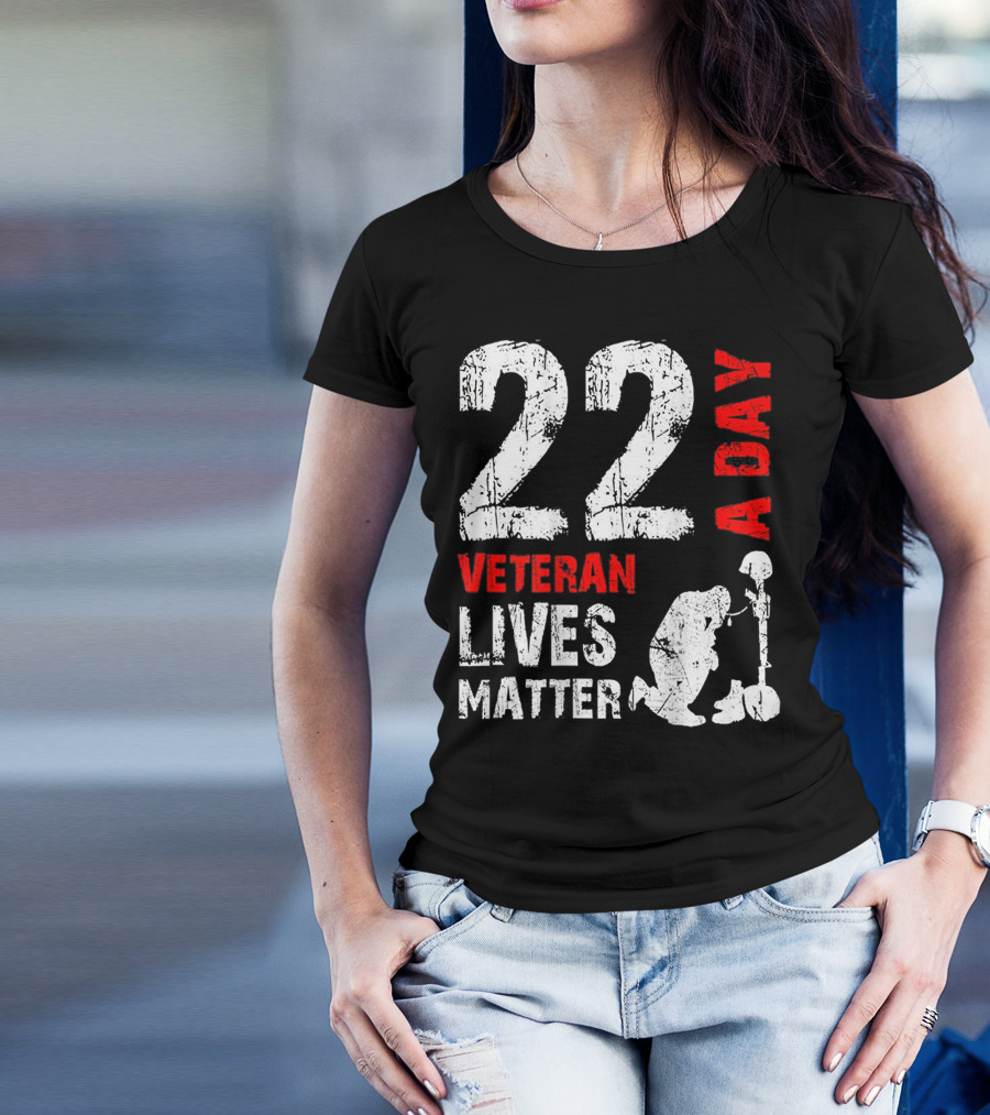 22 A Day Veteran Lives Matter Kneeling Soldier Memorial T-Shirt