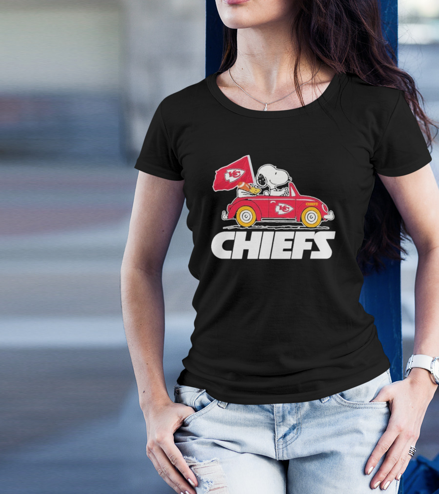 Snoopy Kansas City Chiefs Car With Flag T-Shirt