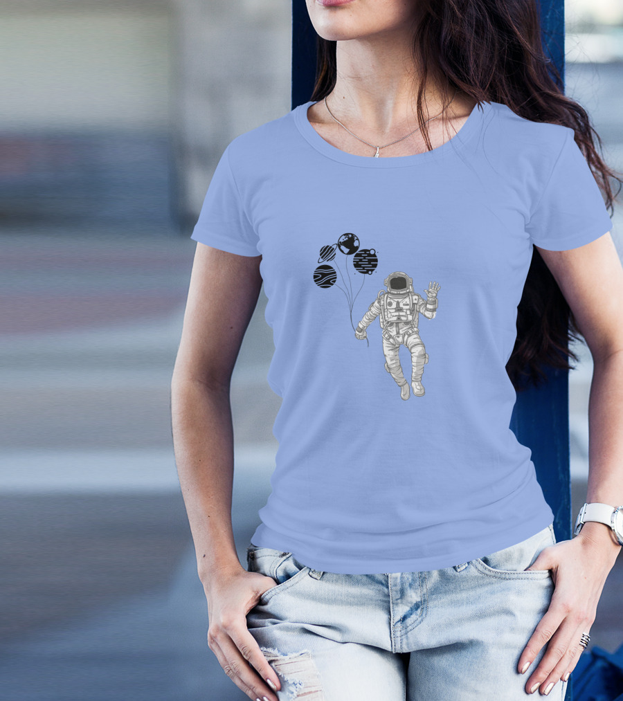 Astronauta Presenteando Flutuando Com Planetas Em Fundo Escuro T-Shirt