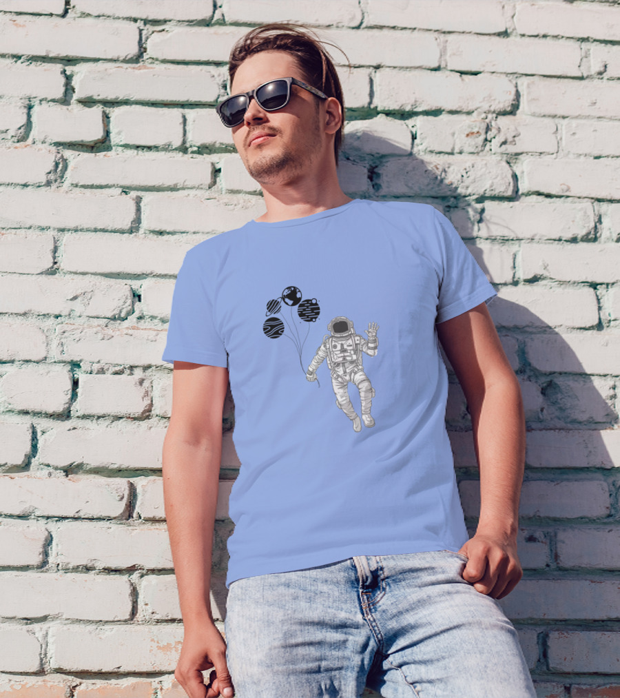 Astronauta Presenteando Flutuando Com Planetas Em Fundo Escuro T-Shirt