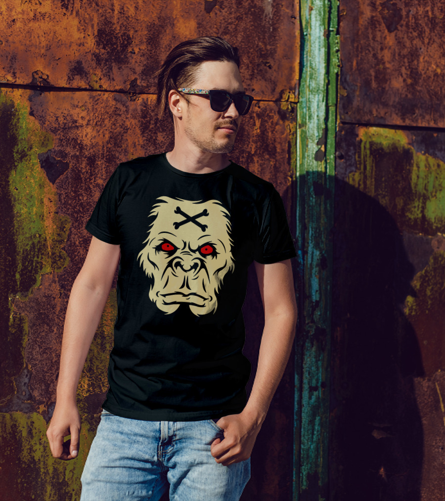 Sasquatch Sees Red-Eyed Skull Crossbones Gesicht T-Shirt