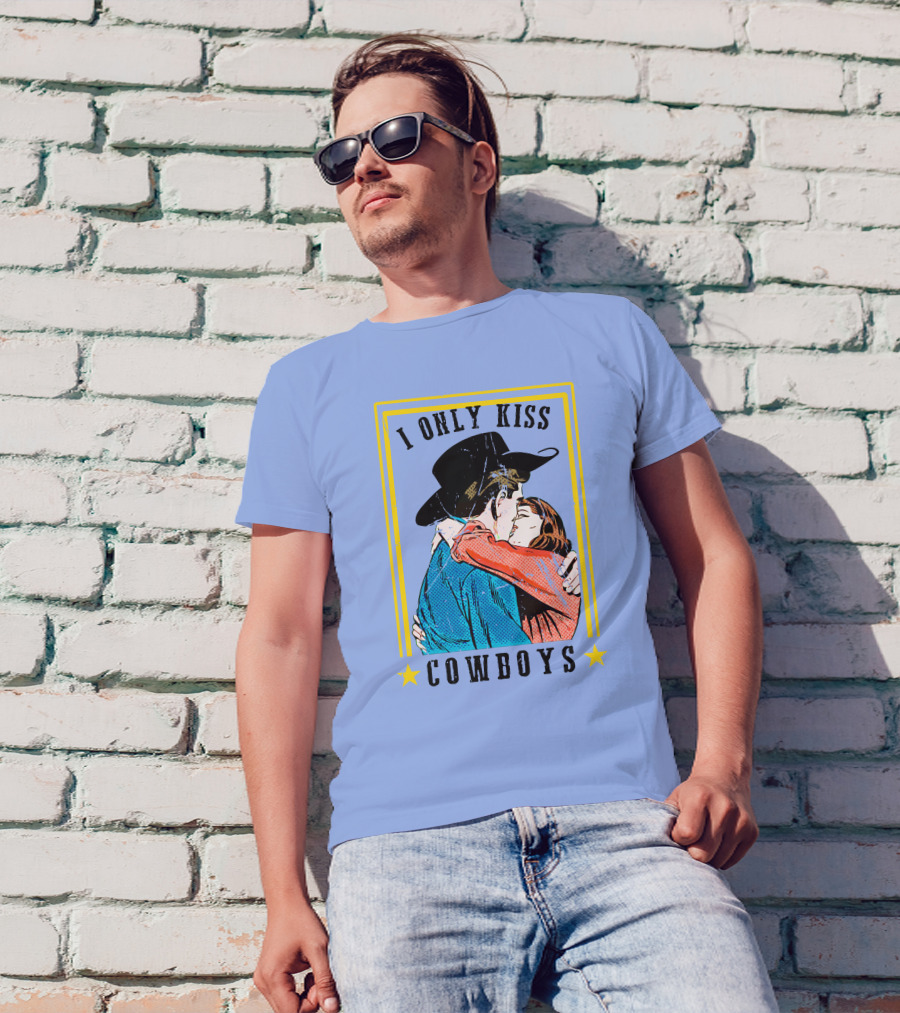I Only Kiss Cowboys Vintage Couple Embrace Valentines Day T-Shirt