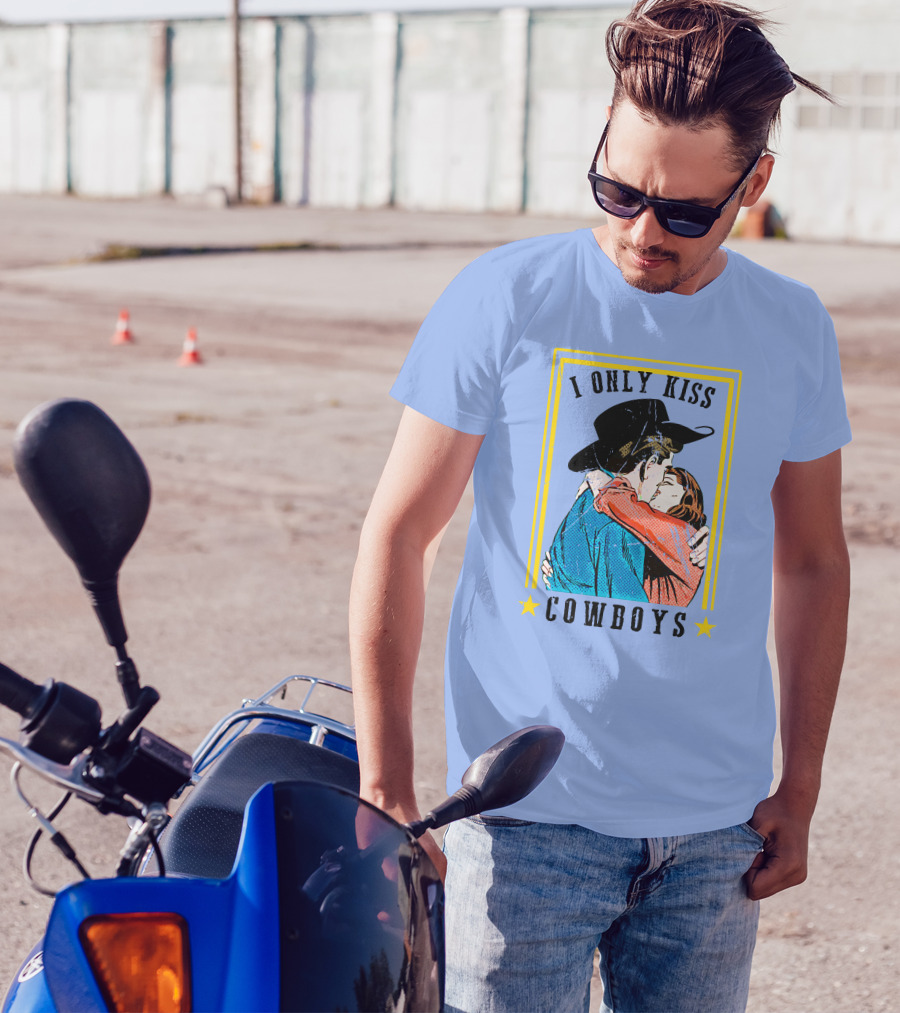 I Only Kiss Cowboys Vintage Couple Embrace Valentines Day T-Shirt