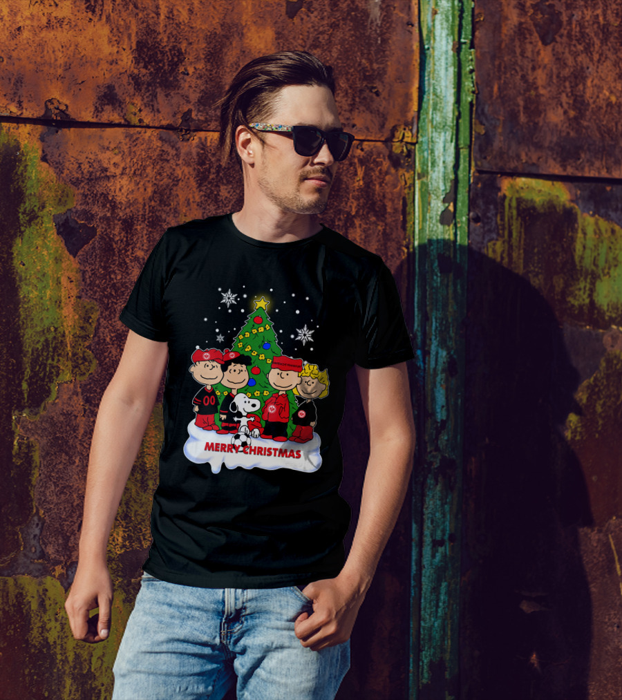 Eintracht Frankfurt Peanuts Merry Christmas With Snoopy And Christmas Tree T-Shirt