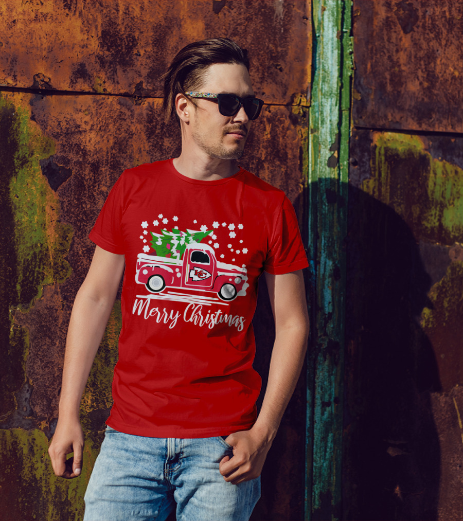 Kansas City Chiefs Vintage Truck Merry Christmas Snowflakes T-Shirt