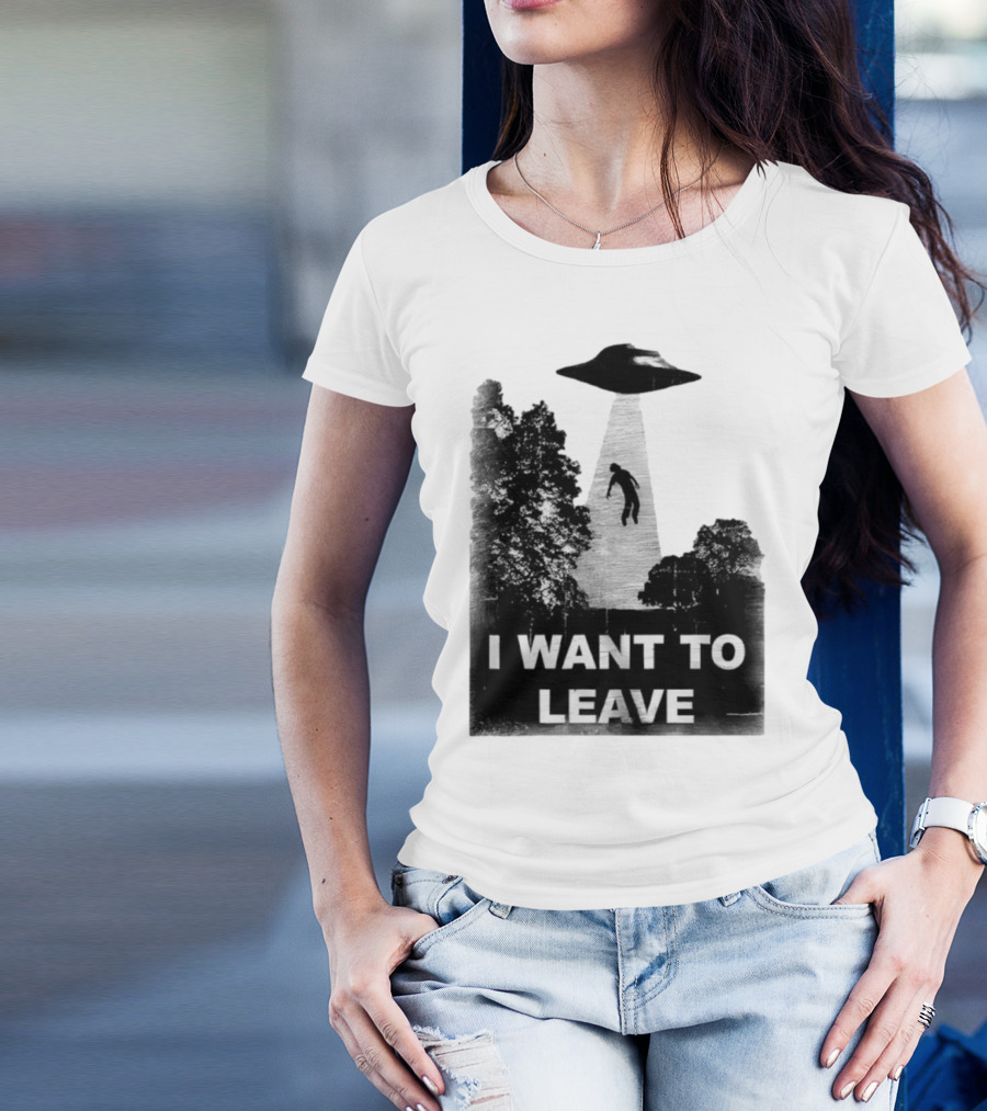 I Want To Leave UFO Abduction Scene Black And White Design T-Shirt