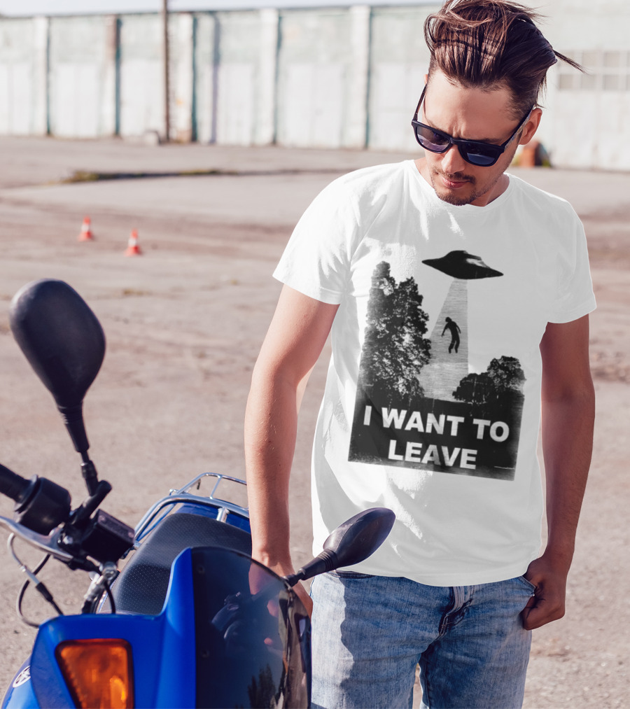 I Want To Leave UFO Abduction Scene Black And White Design T-Shirt