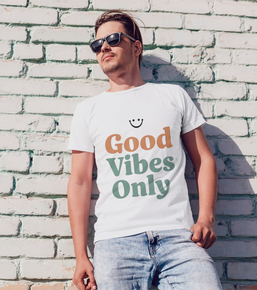 Good Vibes Only Retro Smile Iconic Phrase 70s Style T-Shirt