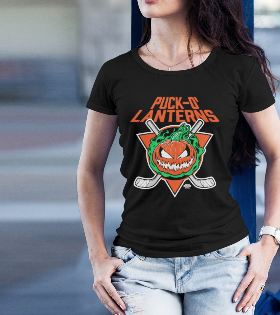 PUck O’ Lanterns Halloween Hockey Theme With Pumpkin And Crossed Sticks T-Shirt
