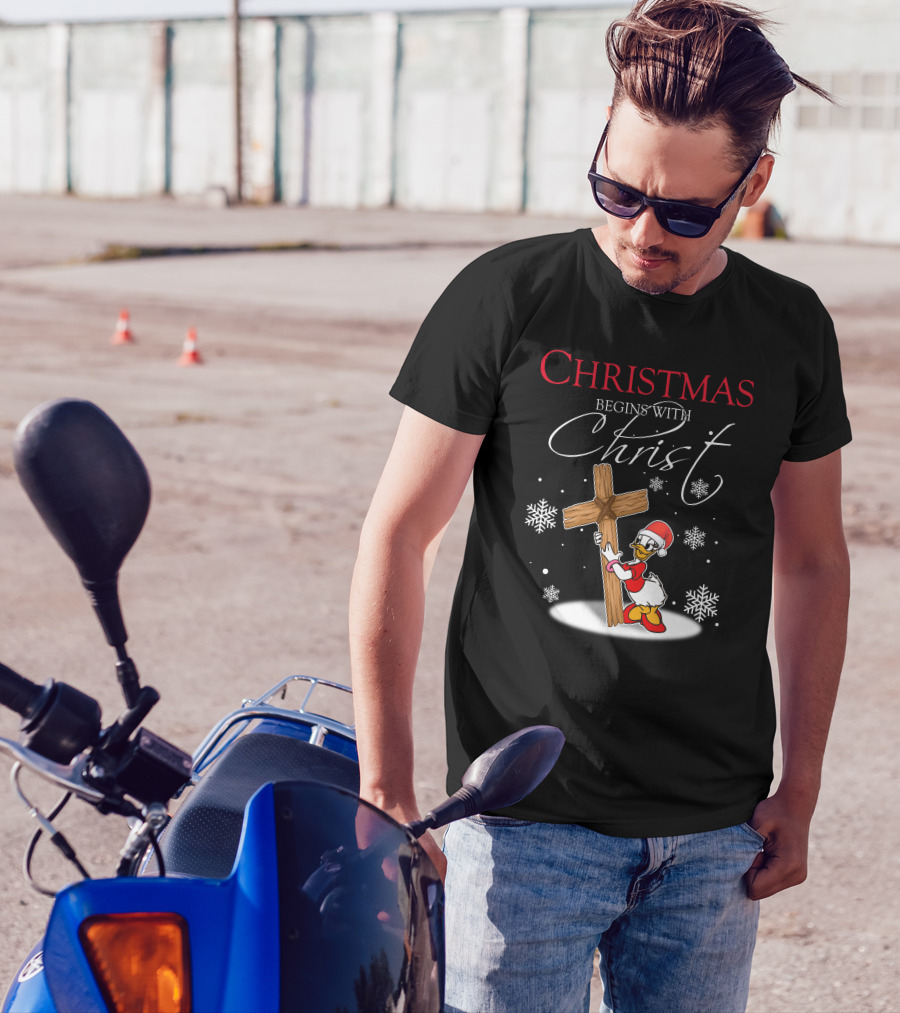 Christmas Begins With Christ Снежинки Крест Рождественский Утка Красный Колпак Носкиobos Отobwhat T-Shirt