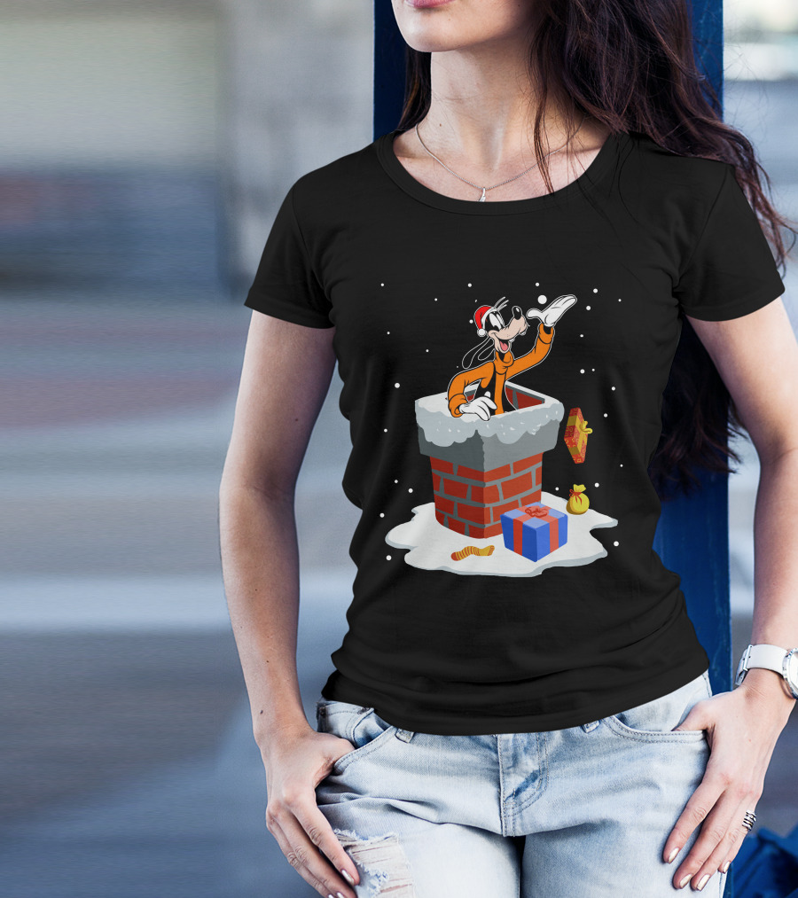 Goofy In Santa Hat Popping Out Of Snowy Chimney With Christmas Gifts T-Shirt