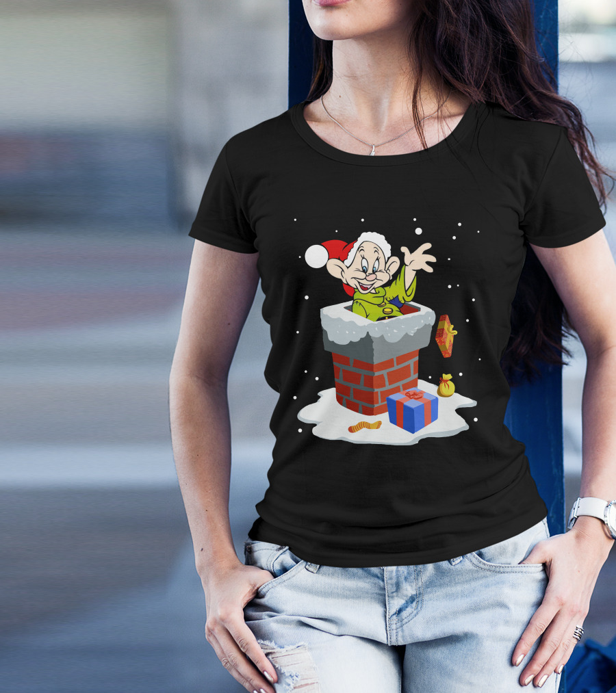 Dopey Santa Chimney Christmas Gifts Snow Scene T-Shirt