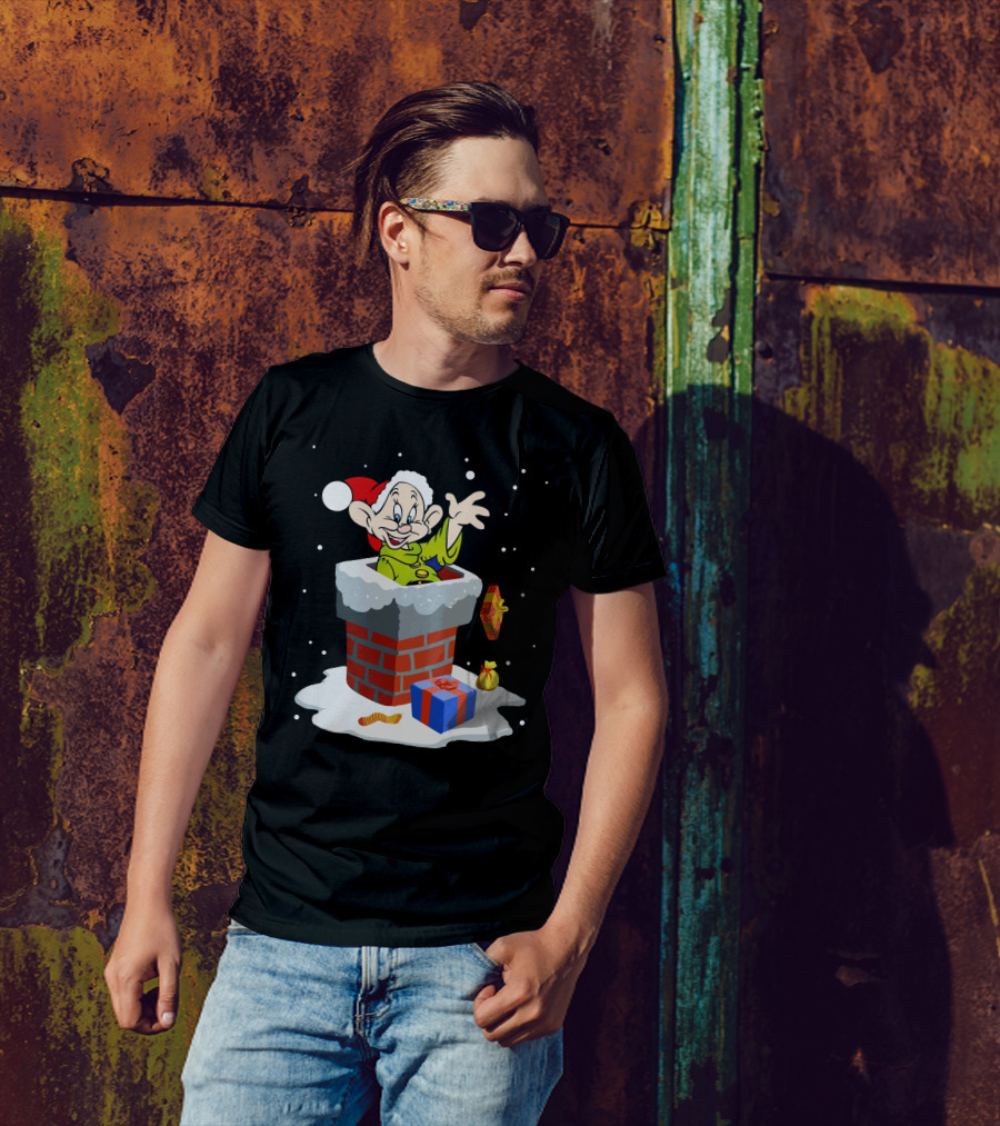 Dopey Santa Chimney Christmas Gifts Snow Scene T-Shirt