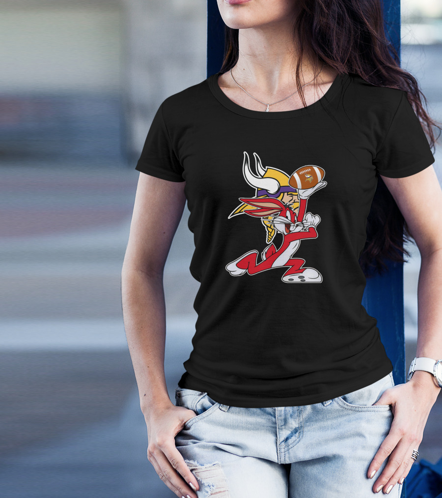 Minnesota Vikings Bugs Bunny Holding Football T-Shirt