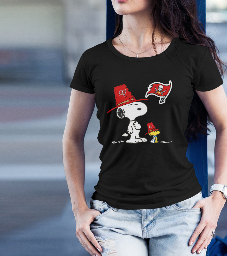 Snoopy Buccaneers Pirate Hat With Logo And Flag T-Shirt