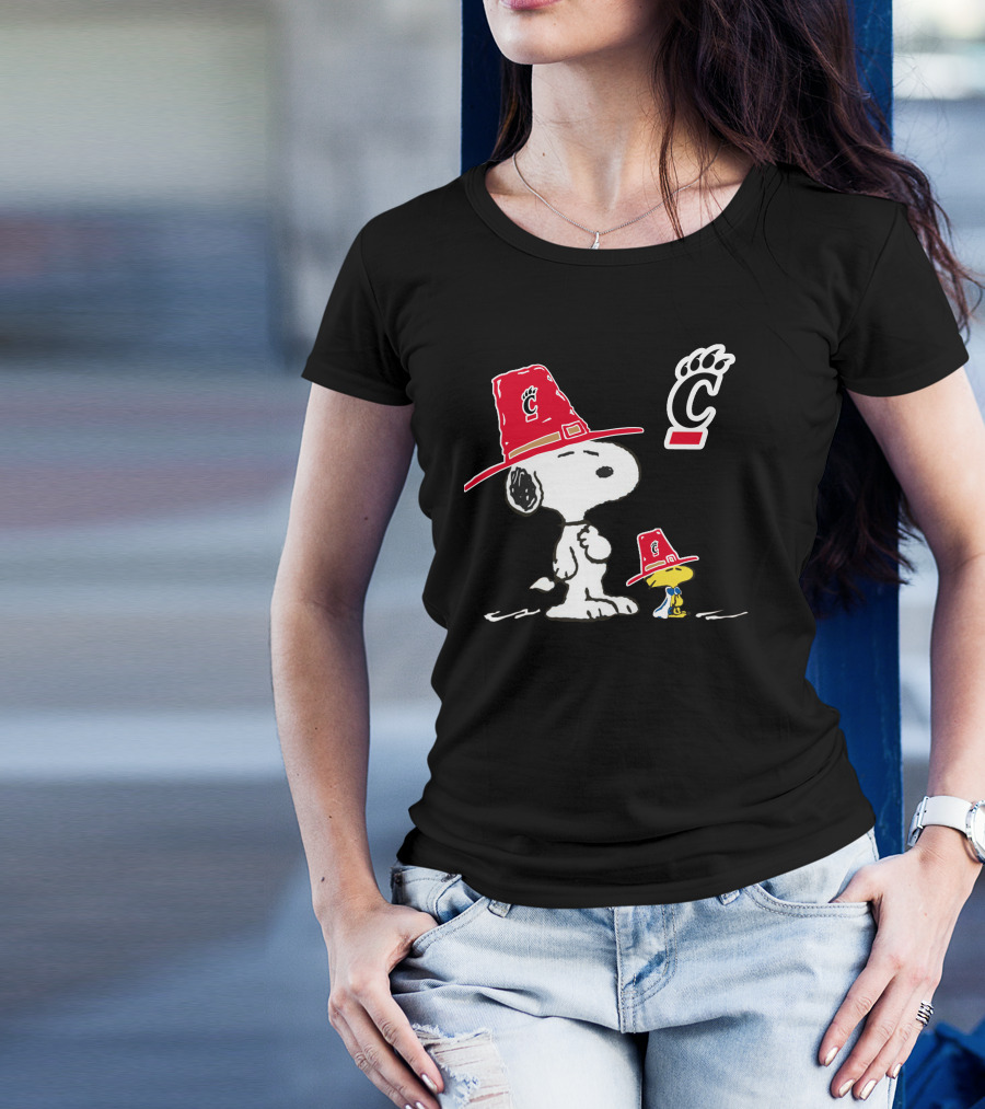 Cincinnati Bearcats Snoopy With Red Hats And Bearcats T-Shirt