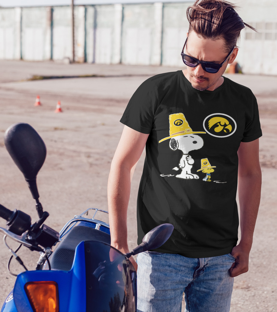 Iowa Hawkeyes Snoopy And Woodstock Pilgrim Hats Peanuts Football Fan T-Shirt