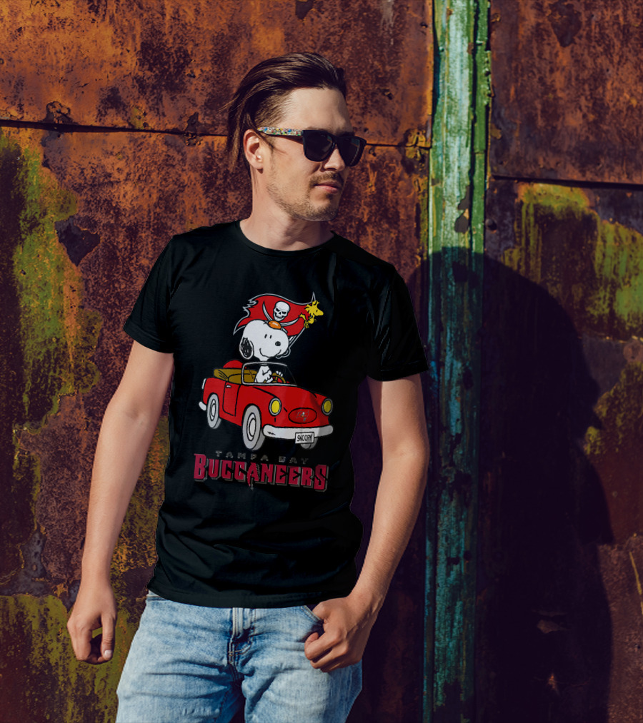 Tampa Bay Buccaneers Snoopy Driving Red Car T-Shirt