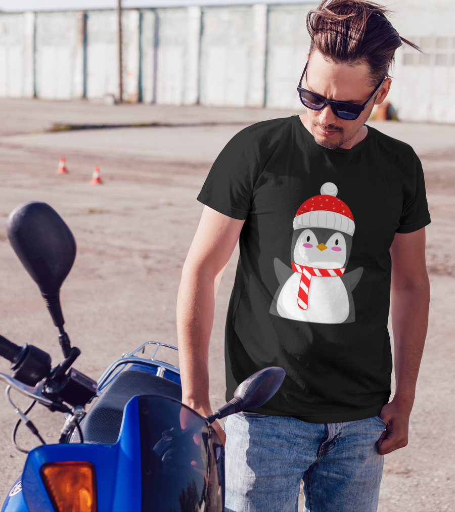 Pinguine Christmas Winter Penguin With Red Snowy Hat And Striped Scarf T-Shirt