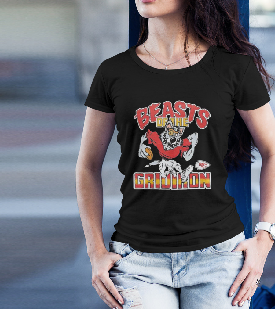 Kansas City Chiefs Beasts Of The Gridiron Wolf Holding Football T-Shirt