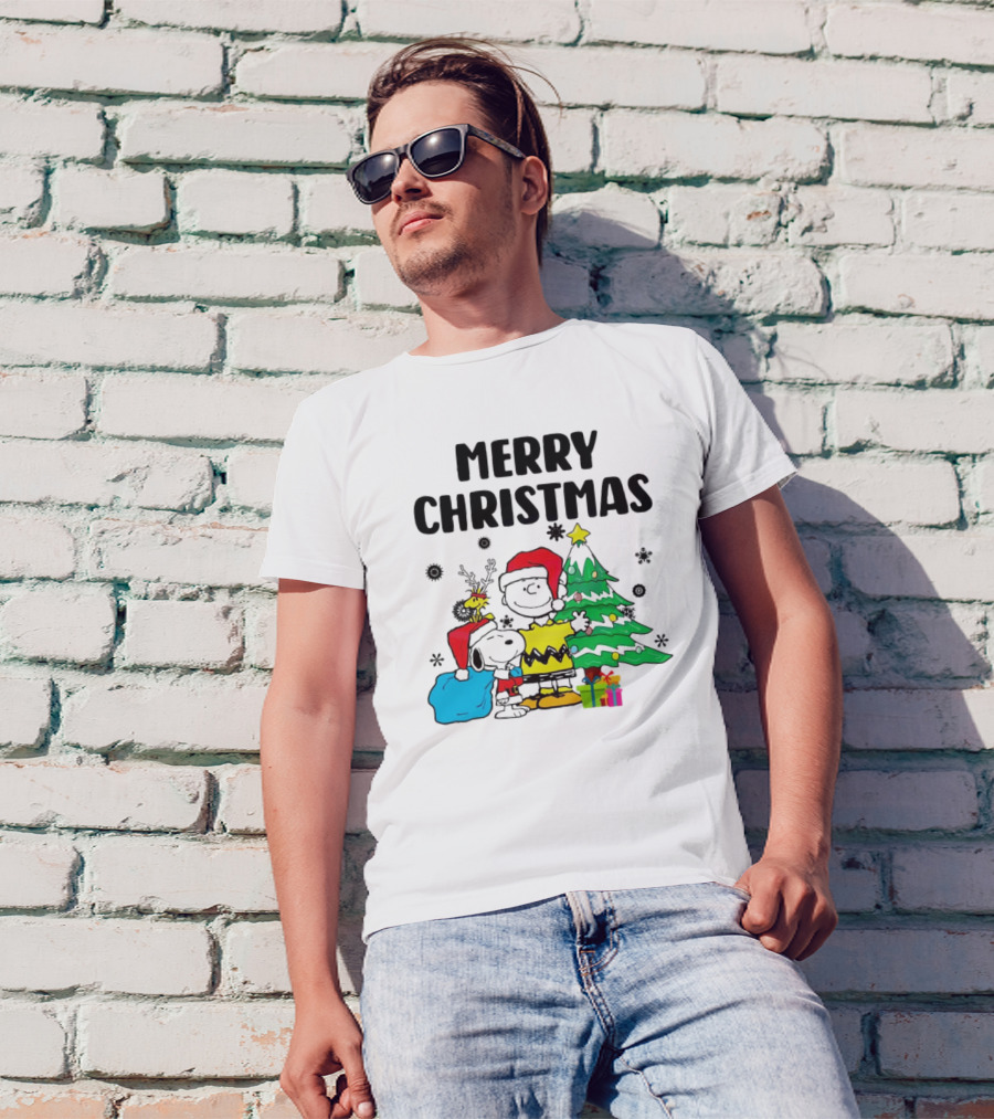 Charlie Snoopy Woodstock Merry Christmas Tree Santa Hats T-Shirt