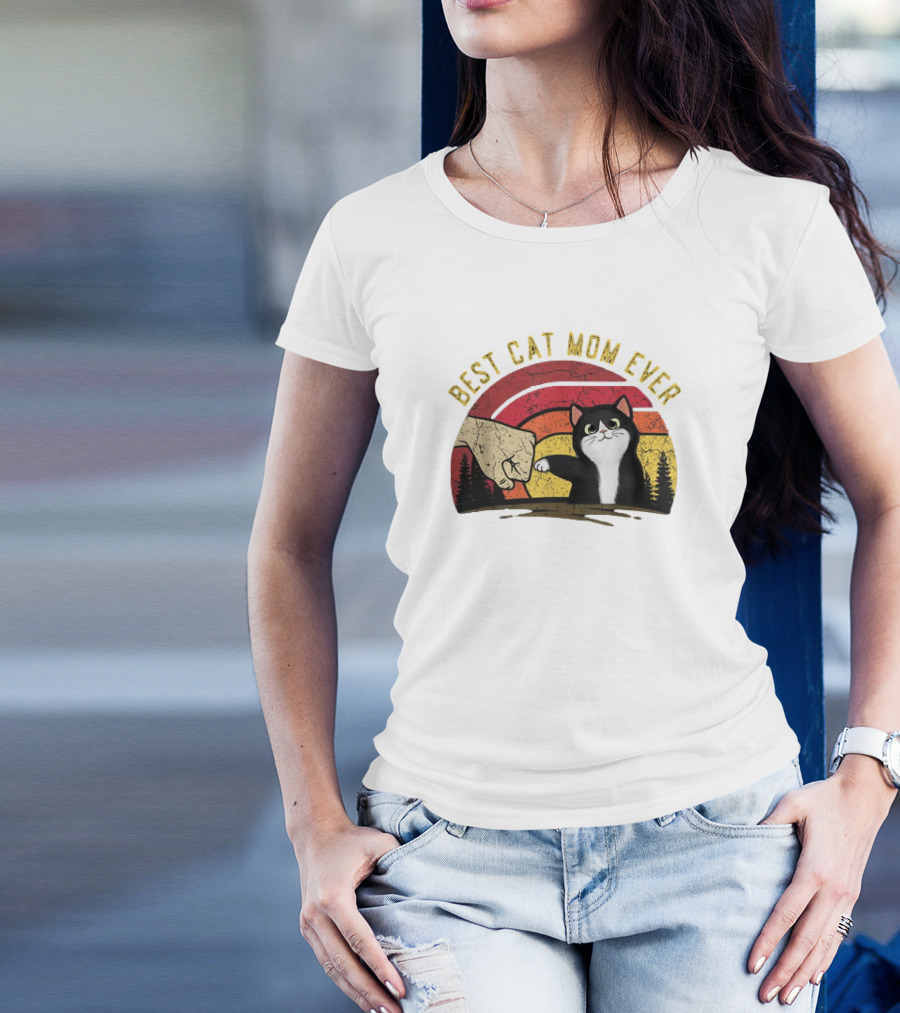 Best Cat Mom Ever Retro Style Fist Bump With Cat Scene T-Shirt