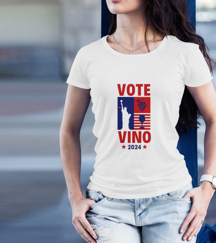 VOTE VINO 2024 Statue Liberty Grapes Wine Glass American Flag T-Shirt
