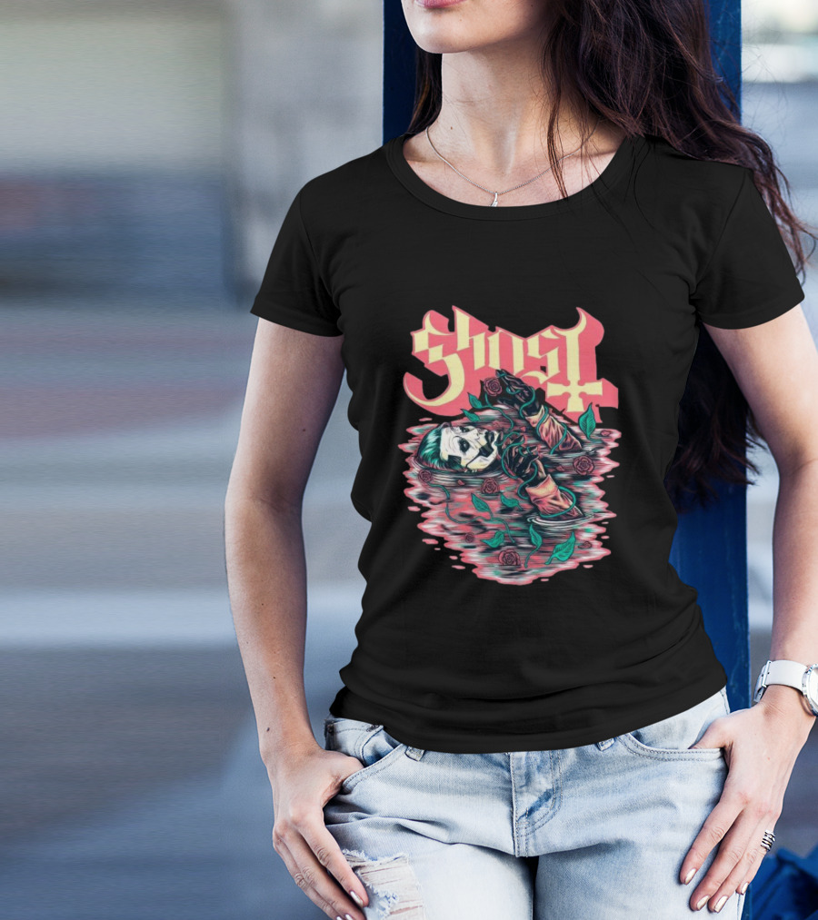 Ghost Pre-Raphaelite Art Nouveau Illustration With Roses T-Shirt