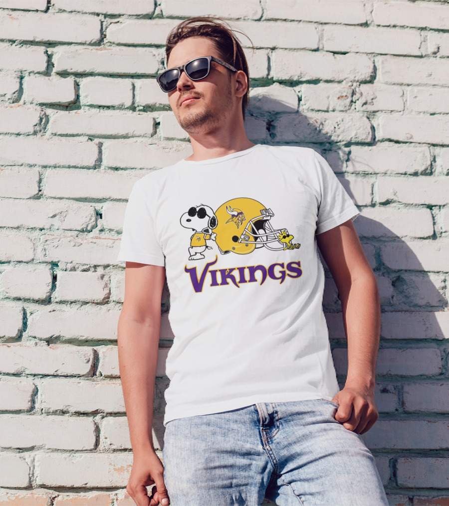 Minnesota Vikings Snoopy Woodstock Helmet T-Shirt