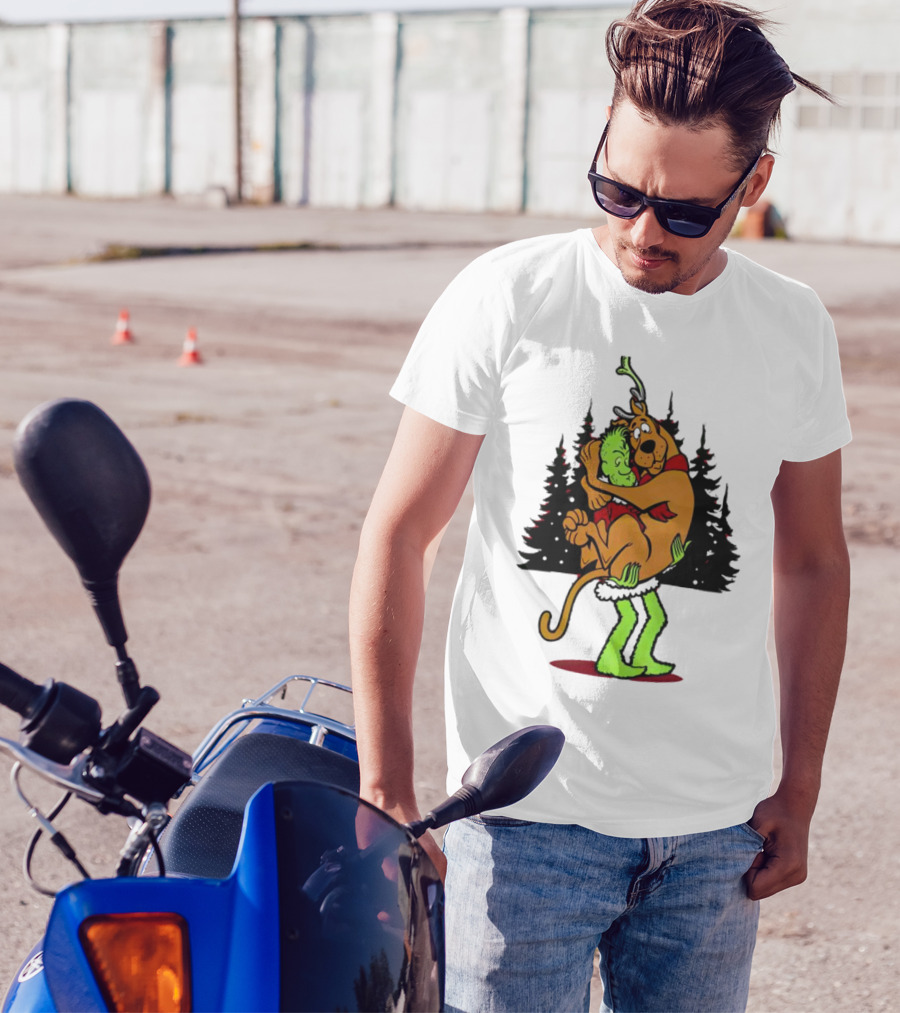 Grinch Scooby-Doo Shaggy Hug Funny Christmas Scene T-Shirt