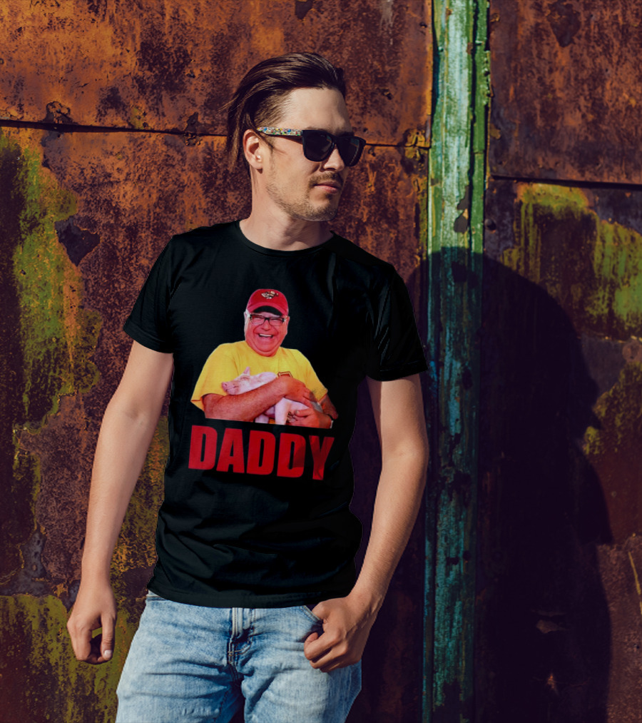 DADDY Hugging Pig Tim Walz Cap T-Shirt