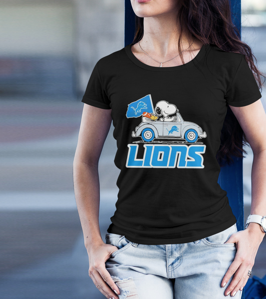 Snoopy And Woodstock In Car With Detroit Lions Flag T-Shirt