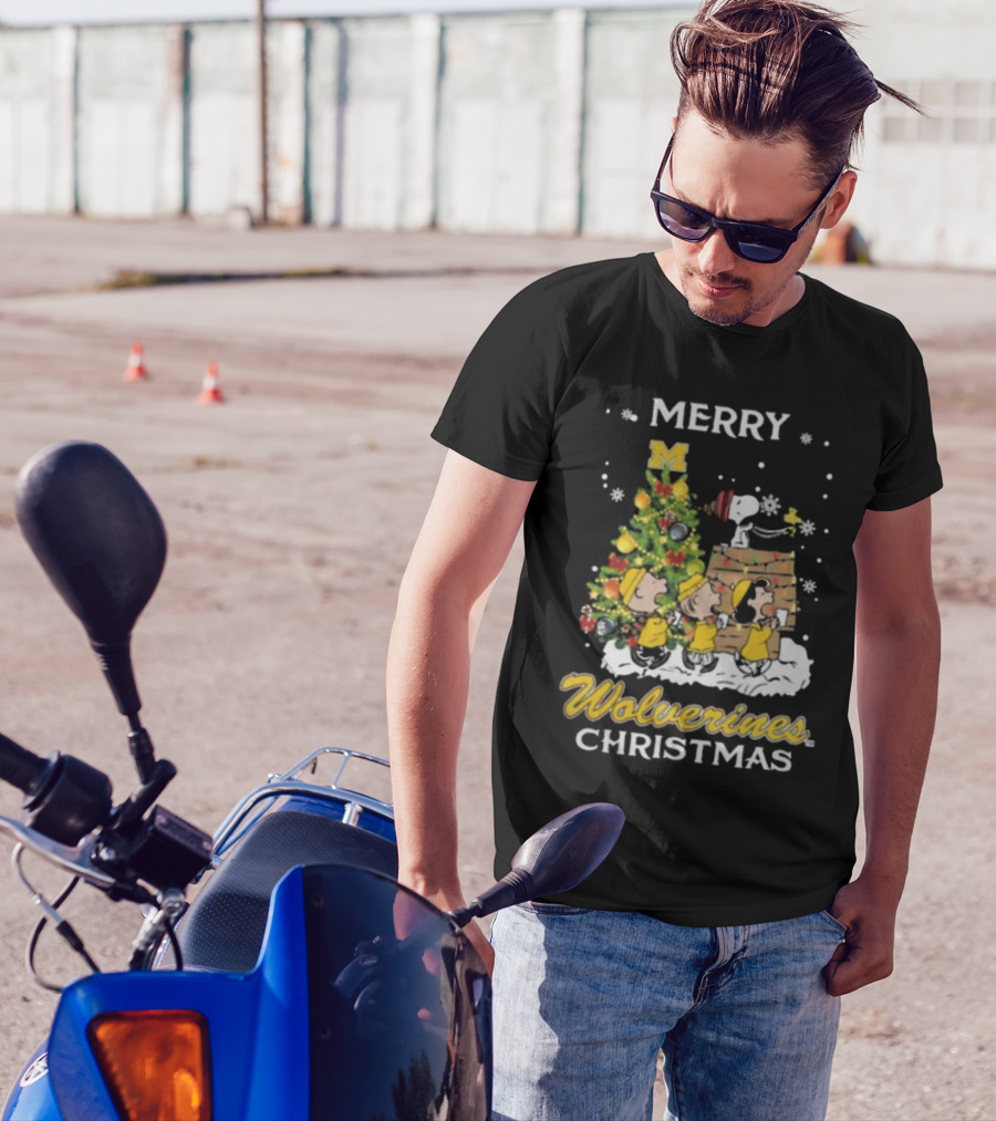 Merry Michigan Wolverines Snoopy And Friends Christmas T-Shirt