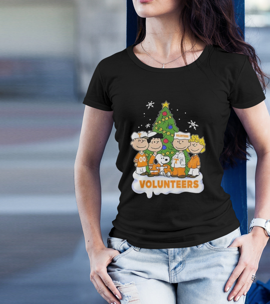 Tennessee Volunteers Snoopy And Friends Christmas Tree T-Shirt