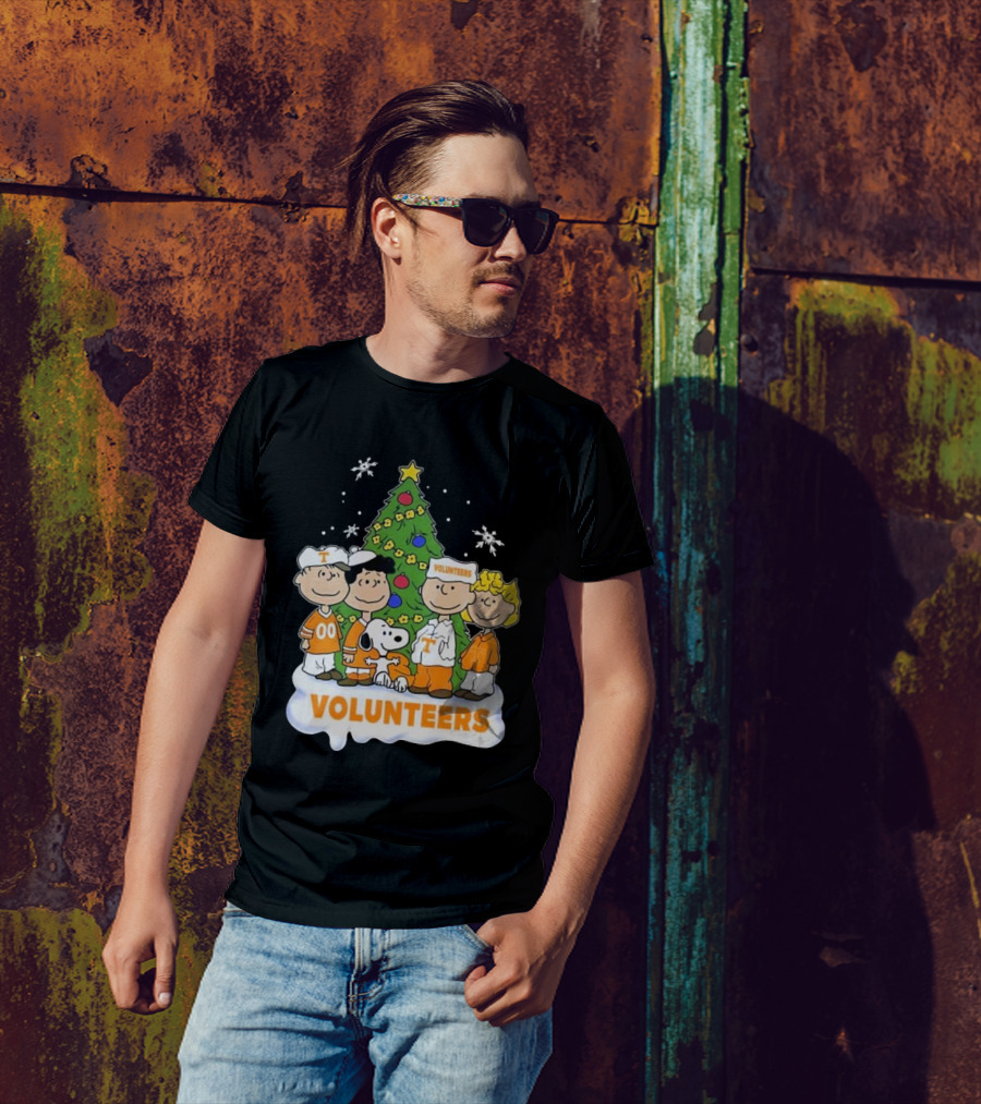 Tennessee Volunteers Snoopy And Friends Christmas Tree T-Shirt
