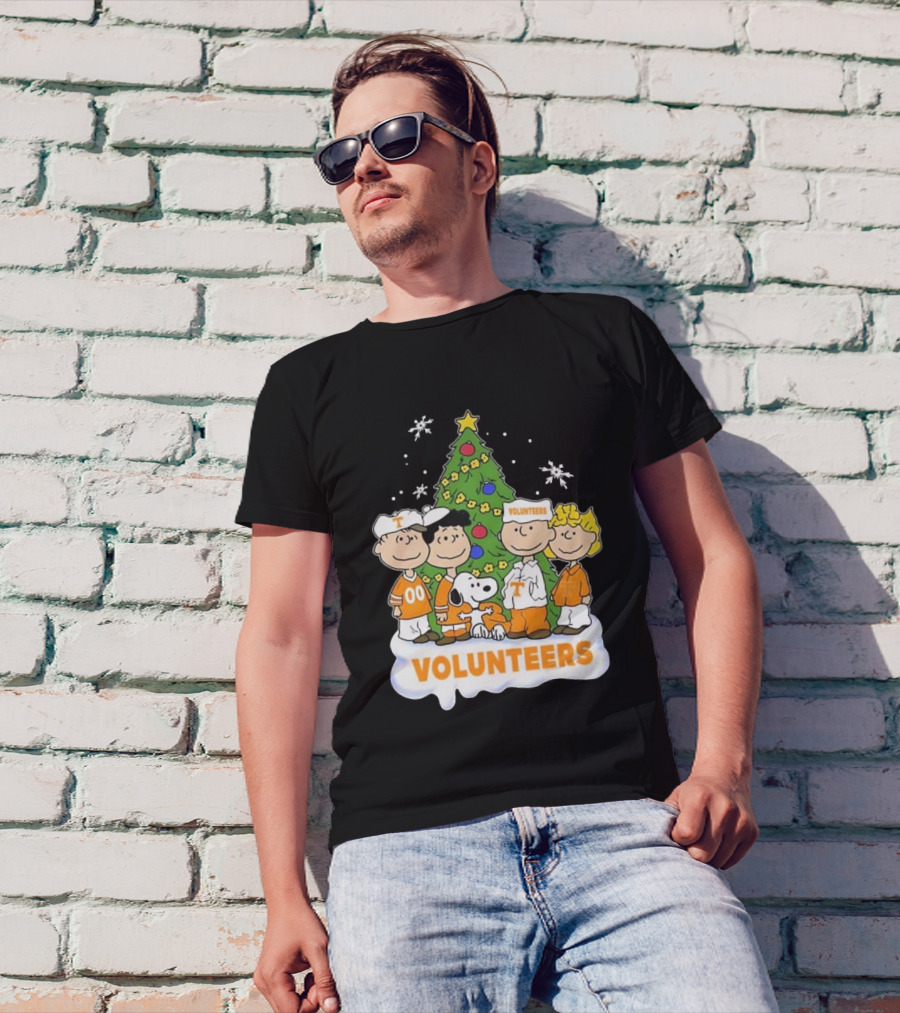 Tennessee Volunteers Snoopy And Friends Christmas Tree T-Shirt