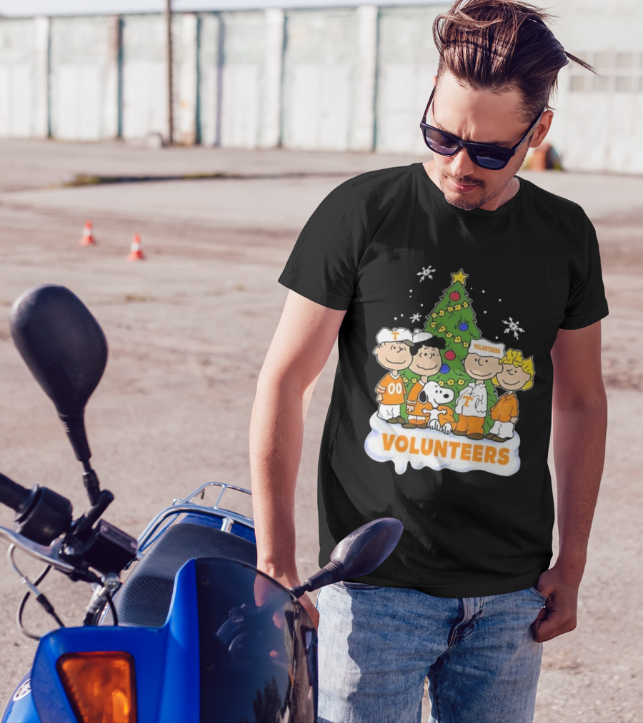 Tennessee Volunteers Snoopy And Friends Christmas Tree T-Shirt
