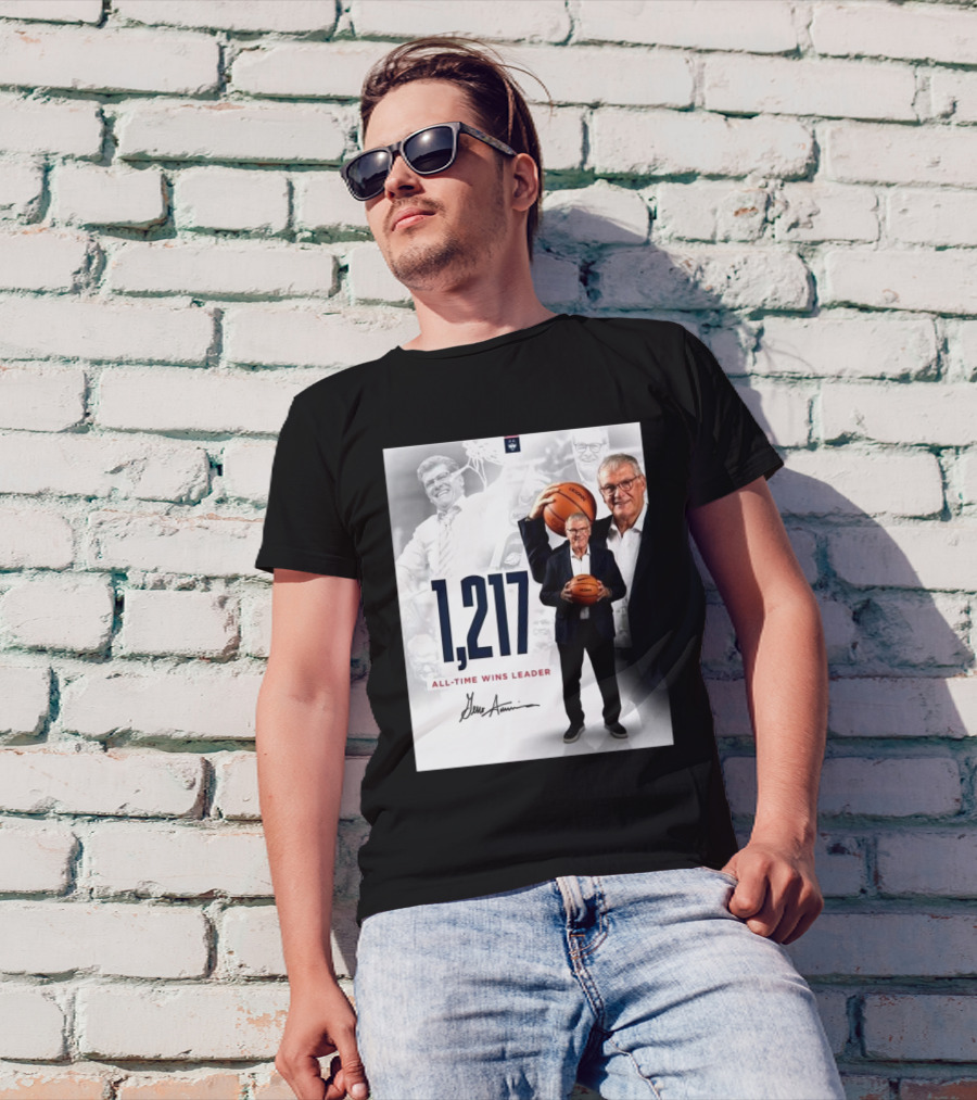 1,217 All-Time Wins Leader Geno Auriemma Signature Image T-Shirt