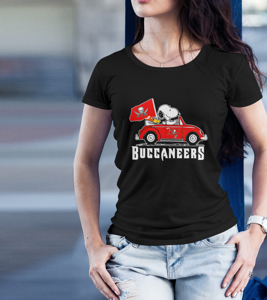 Snoopy And Woodstock In Car With Buccaneers Flag T-Shirt