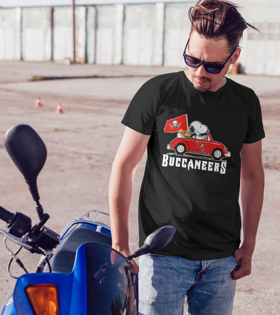 Snoopy And Woodstock In Car With Buccaneers Flag T-Shirt