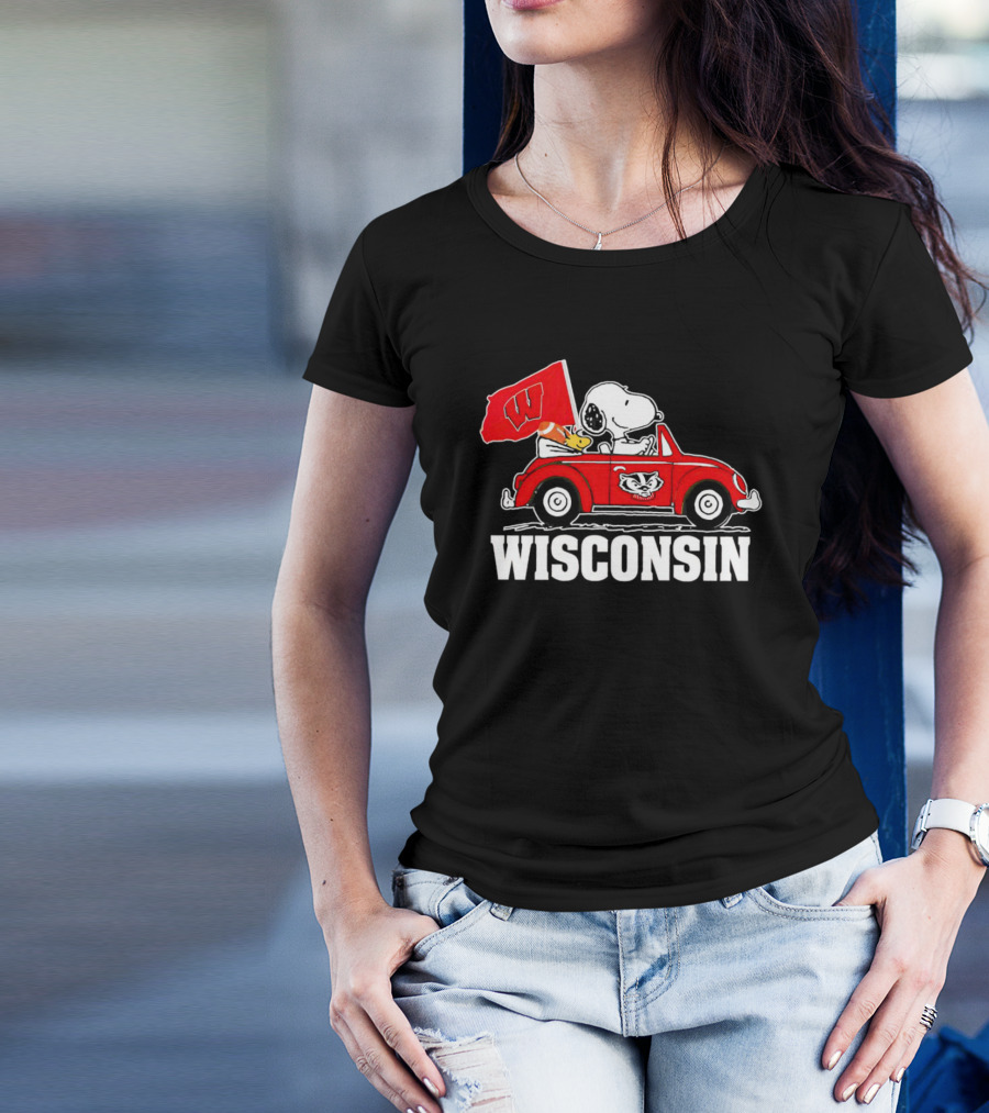 Snoopy And Woodstock In Red Car With Wisconsin Flag And Wisconsin Badgers T-Shirt
