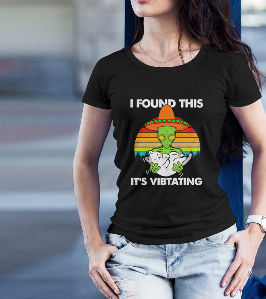 I Found This It's Vibrating Alien Cat Vintage Retro Sunset Sombrero T-Shirt